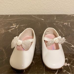 Osh Kosh White‎ Patent Mary Janes size 3